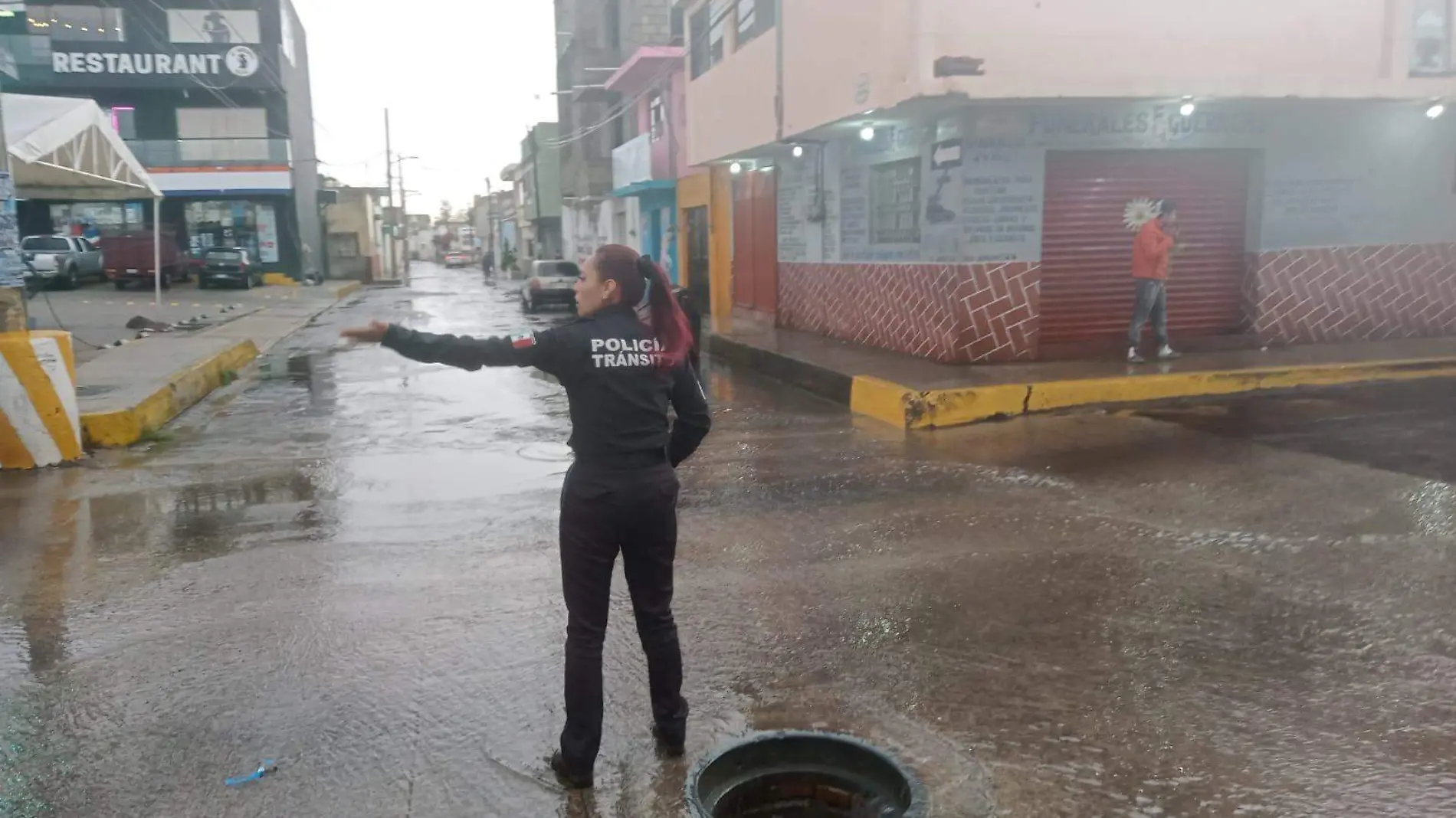 Fuerte tromba provoca estancamientos de agua y socavones en Libres 